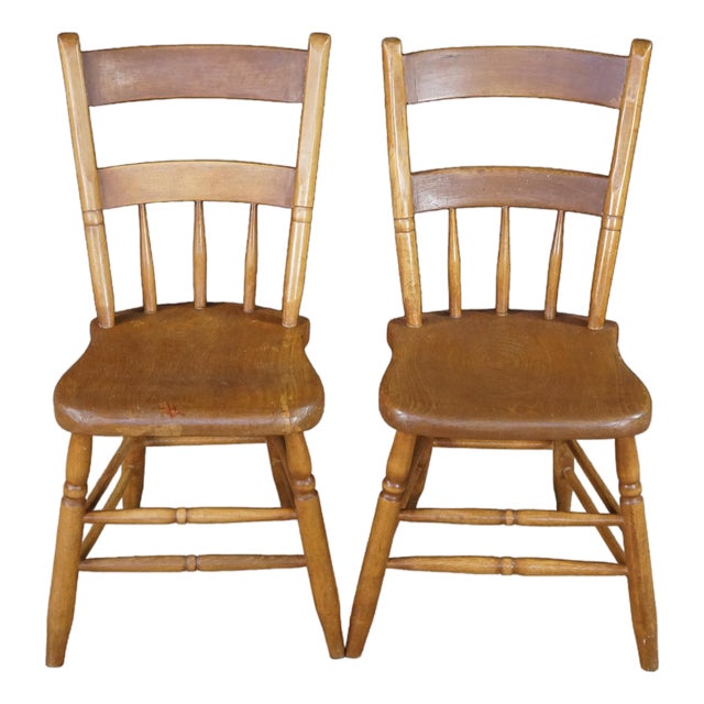 2 Antique 19th Century Colonial Windsor Thumb Back Maple Side End Chairs Pair For Sale