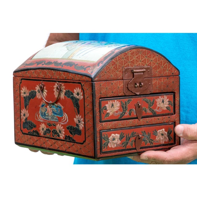 Late 20th Century Vintage Chinese Lacquer Jewelry Chest With Famille Rose Porcelain For Sale - Image 5 of 14