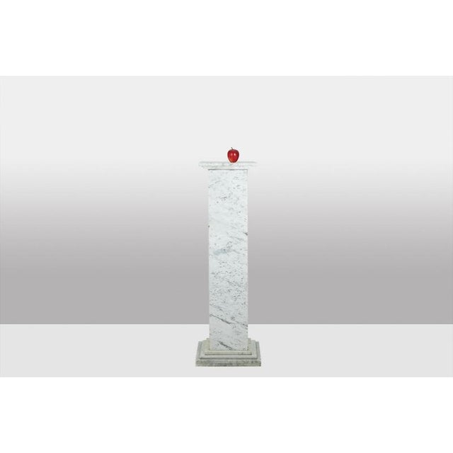 Pair of Art Deco style columns in grey veined white marble with square cross-section. Twentieth-century work. Pedestal....