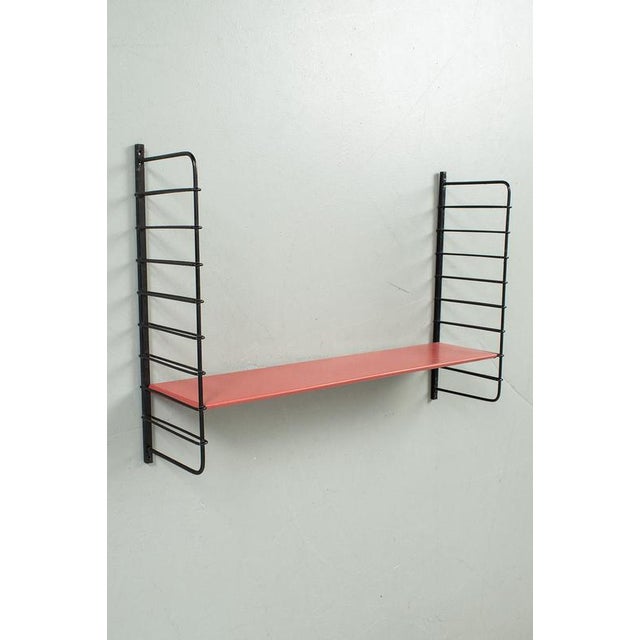 Wall rack with metal shelf. Some traces of use but furthermore in good vintage condition. Measurements H. 46.5 cm; W. 66...
