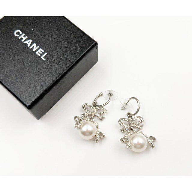 Contemporary Chanel Vintage Silver Ribbon Pearl Hoop Earrings, A Pair For Sale - Image 3 of 6