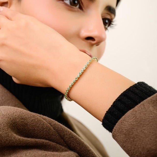 14k Yellow Gold 2.46 Carat Natural Emerald Tennis Bracelet in Bezel Setting For Sale In New York - Image 6 of 13