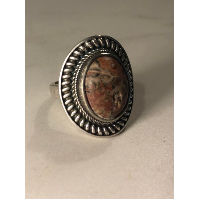 This eye-catching Vintage Agate Sterling Ring with Rope Detail (Size 8.75) will be a lovely addition to your vintage...