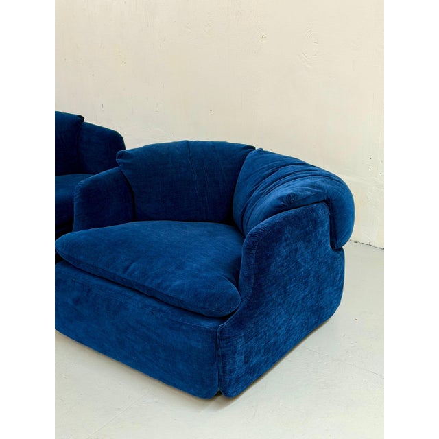 Mid-Century Modern 1970s Pair of Alberto Rosselli Confidential Armchairs for Saporiti in Blue Velvet For Sale - Image 3 of 5