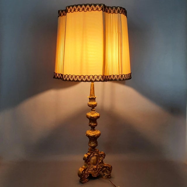 Large vintage 1950s table lamp this imposing table lamp combines the charm of two eras. The base, dating back to the early...