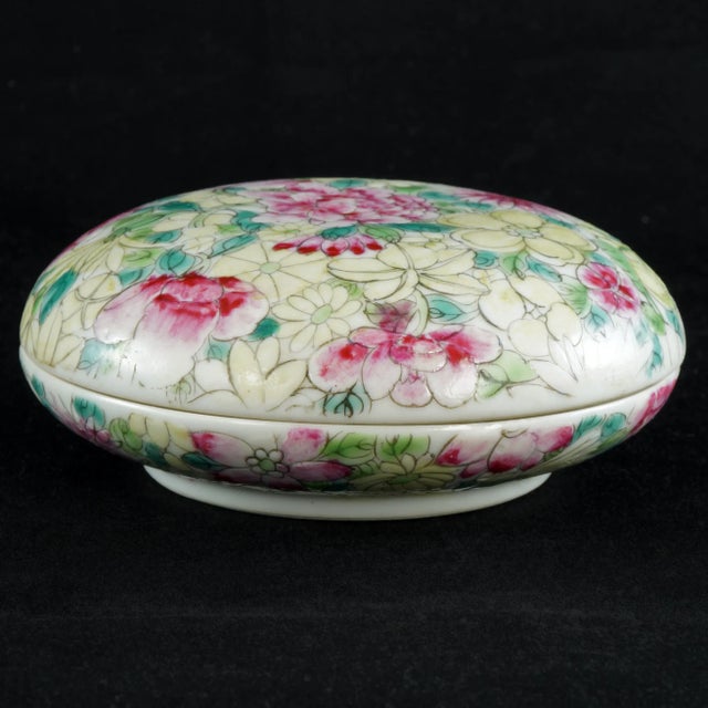 Chinese Chinese Paste Box Thousand Flowers Marked Late Qing/Republic Period For Sale - Image 3 of 9