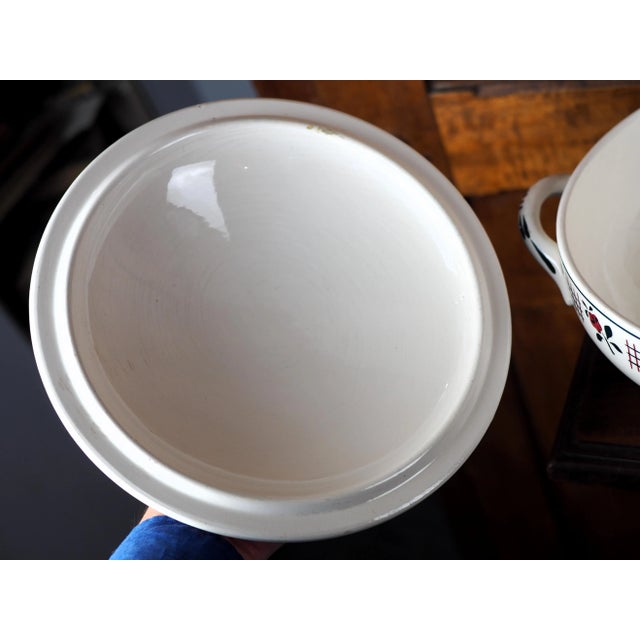 1950s French Nidervillers Soup Tureen With a Pattern of Roses and Blue and Pink Crosses. For Sale - Image 4 of 12