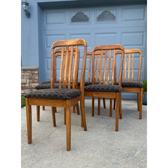 Danish mid-century modern style dining chairs. In a Benny Linden style. A set of six seats for your modern dining space....