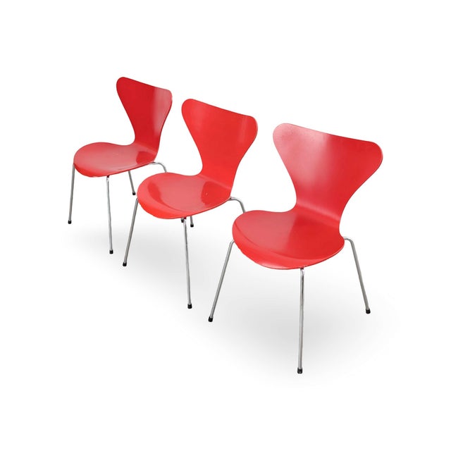Mid-Century Modern Series 7 Chairs by Arne Jacobsen for Fritz Hansen Red, Set of 3 For Sale - Image 3 of 13