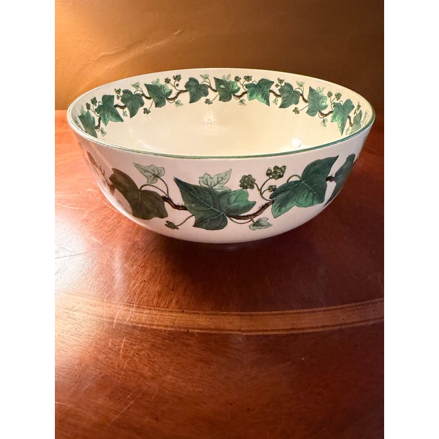 Mid-Century Modern 1950s Wedgwood Napoleon Ivy Queen's Ware - 1 Large Salad Bowl - 9-1/8" - Rare For Sale - Image 3 of 8