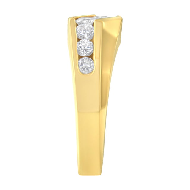 Early 21st Century 14KT Yellow Gold Men's Round Cut Diamond Ring (1 cttw, H-I Color, SI2-I1 Clarity) For Sale - Image 5 of 7