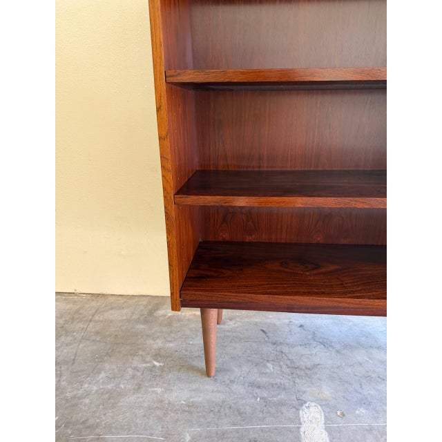 Mid Century Danish Rosewood Bookcase – Vintage Scandinavian Open Shelving Cabinet 1960s For Sale In Los Angeles - Image 6 of 9