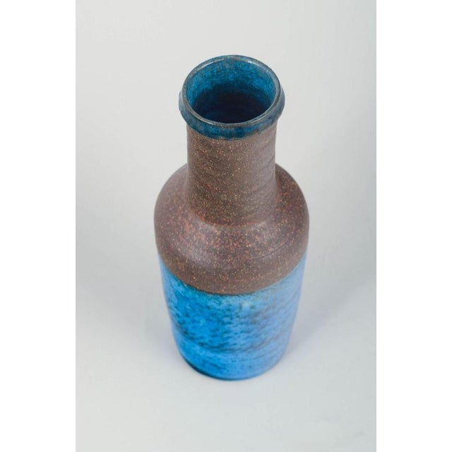 Nils Kähler for Kähler Vase, 1960s. Tall cylindrical vase featuring a striking two-part glaze: the upper section in raw,...