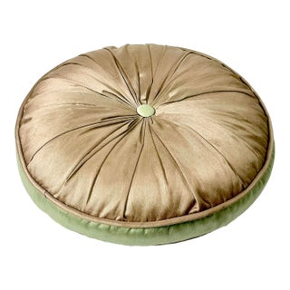 1960s Mid-Century Hollywood Regency Boho Chic Round Silk Pleated Button Decorative Pillow. For Sale