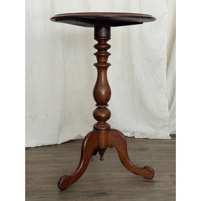 An antique English tripod table in mahogany, dating to the 19th century. Small pedestal tables like this were made...