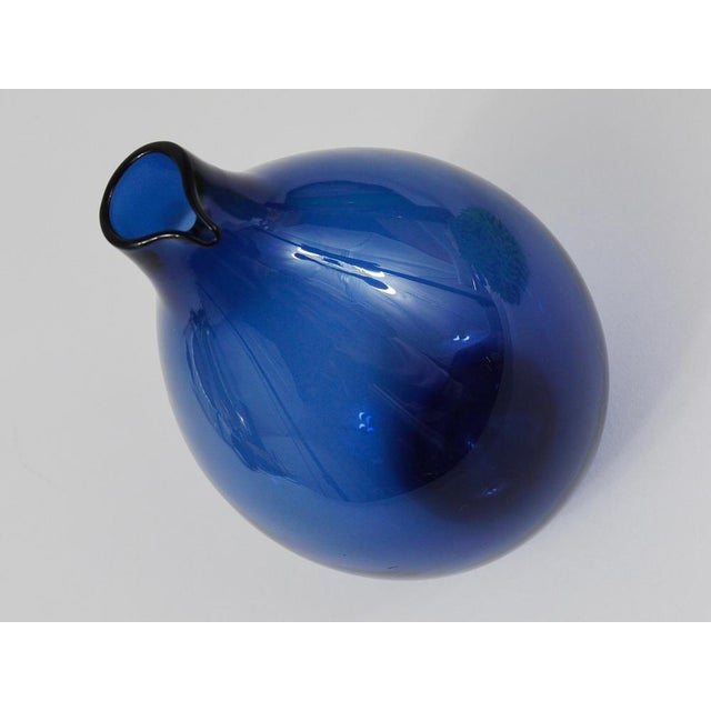 Blue Bird Bottle Glass Vase attributed to Timo Sarpaneva for Iittala, Finland, 1950s For Sale - Image 12 of 15