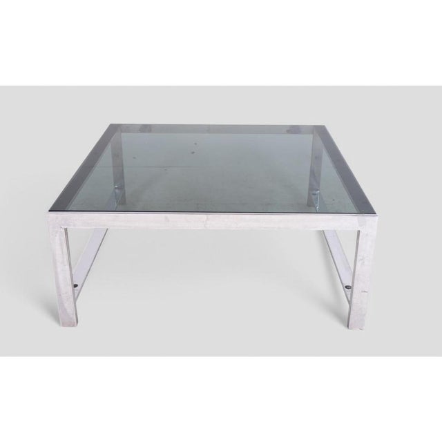 This elegant coffee table, with its refined and essential design, echoes the modernist style of the 1970s, combining high-...