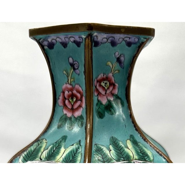 Turquoise 9" 1920s Chinese Republic Canton Enamel Hexagonal Vase, Turquoise Meiren & Peacock Scenic Centerpiece, Chinoiserie Mantel Decor For Sale - Image 8 of 15