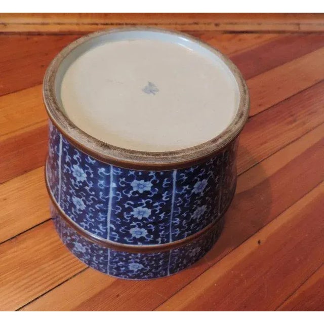 19th Century Chinese Export Blue & White Porcelain Cachepot Planter Vase For Sale In New York - Image 6 of 10