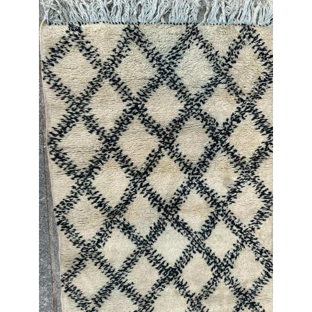 Rustic Mid-Century Moroccan Berber Beni Ouarain Rug, 1940s For Sale - Image 3 of 13
