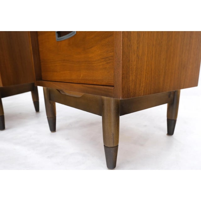 Hooker Furniture Pair Light American Walnut Two Drawers End Tables Nightstands Cabinets Dowel Leg For Sale - Image 4 of 13