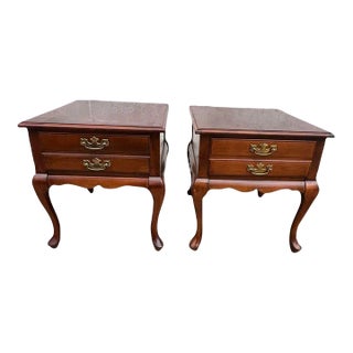 Late 20th Century Hammary Furniture Pair of Queen Anne Style Solid Cherry Side End Tables For Sale