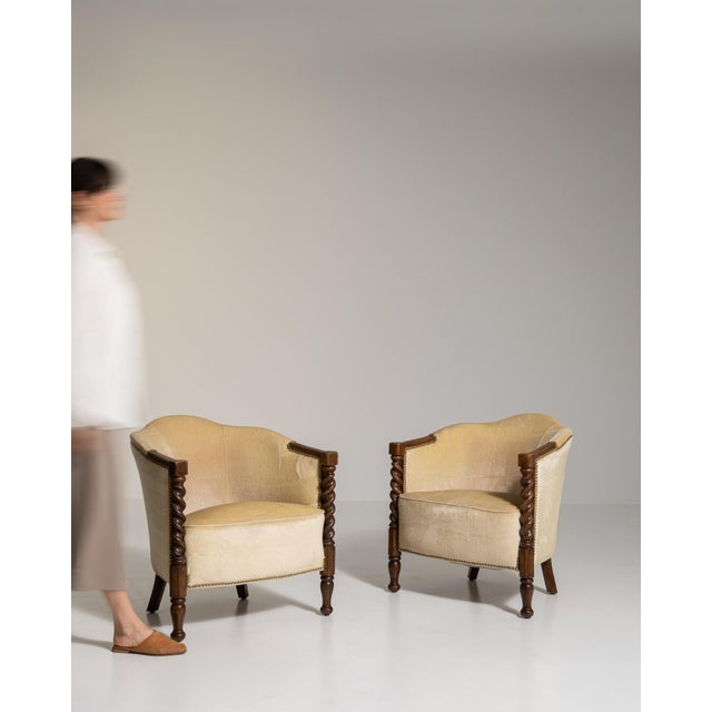 Early 20th Century Jacobean Brown Wood Pair of Club Chairs For Sale - Image 4 of 12