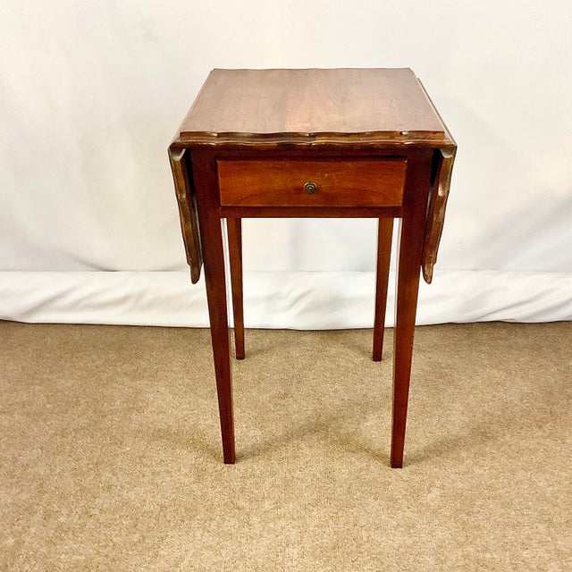 Hepplewhite Antique Federal Small Drop Leaf Pembroke Side Table. For Sale - Image 3 of 12