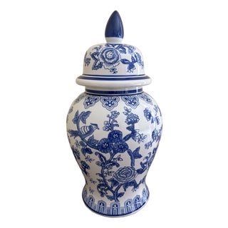 Late 20th Century Chinoiserie Large Blue and White Porcelain Ginger Jar For Sale