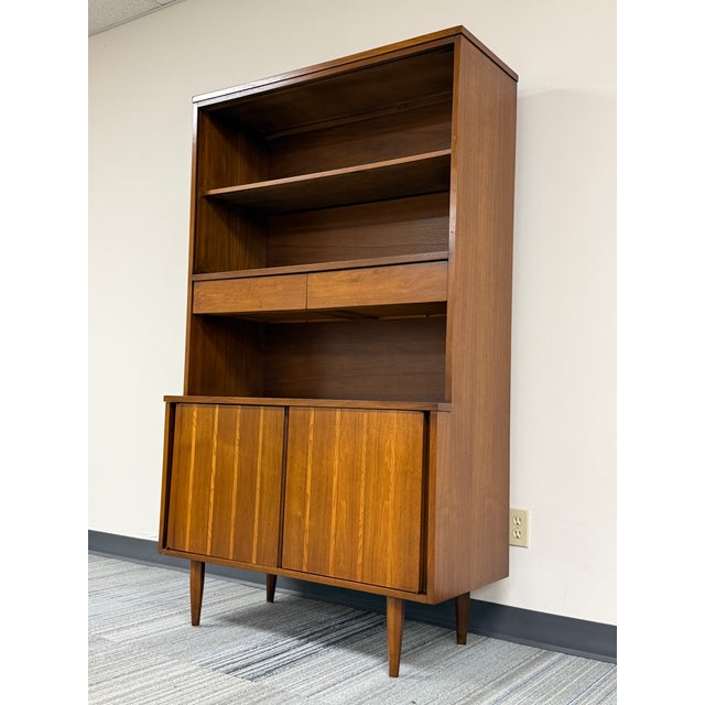Harmony House Mid-Century Modern China Cabinet / Book Case / Display Case 1-Pc For Sale - Image 4 of 10
