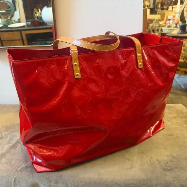 1990s 1999 Louis Vuitton Red Vernis Patent Leather Reade Gm Huge Tote-Bag For Sale - Image 5 of 16