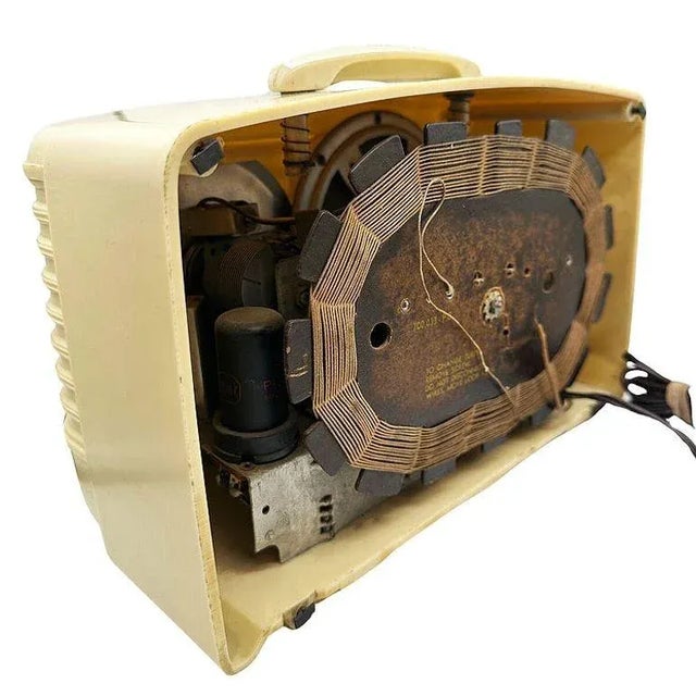 Mid-Century 1949 Carrara Ivory Emerson Model 581 Plaskon Vacuum Tube Am Radio For Sale In Los Angeles - Image 6 of 9