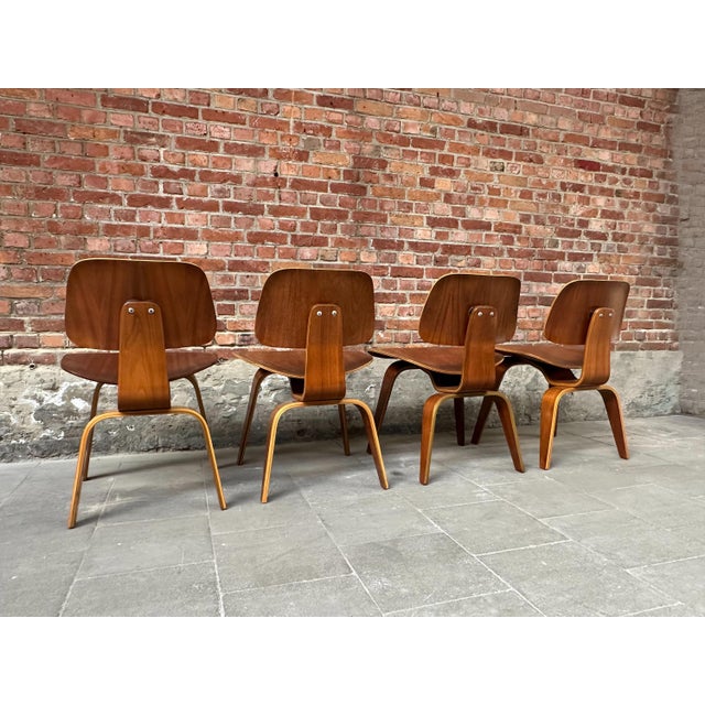 1950s DCW Dining Chairs in Walnut attributed to Charles & Ray Eames for Herman Miller, 1950s, Set of 4 For Sale - Image 5 of 18