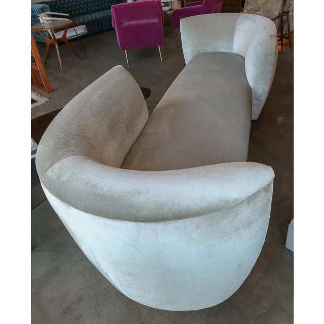 Custom tete-a-tete sofa bench in grey silk velvet with walnut wood base. Length between the arms: 51?.