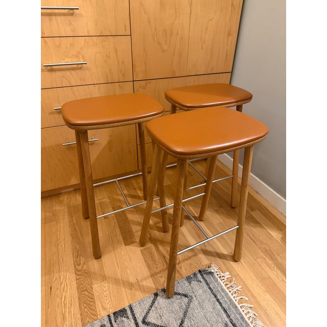 Mid-Century Modern Møbel Copenhagen Cuba Bar Stools – Set of 3 – Solid Oak & Leather – Excellent Condition For Sale - Image 3 of 17