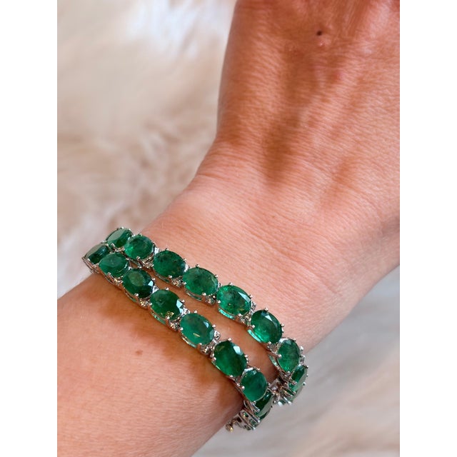 27 Carat Natural Emerald Tennis Bracelet, 14 Karat White Gold, 17gm, 7 Inch For Sale In New York - Image 6 of 8