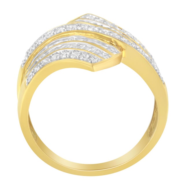 Make your love infinite like the strings of time with this incredibly beautiful diamond ring. Composed out of 10kt yellow...
