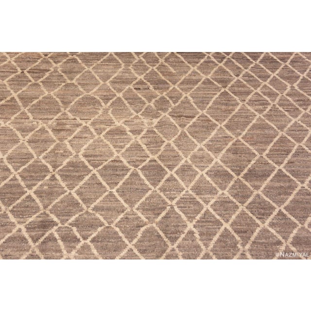 Modern Room Size Grey Abrash Background Ivory Tribal Geometric Honeycomb Pattern Rug For Sale - Image 4 of 6