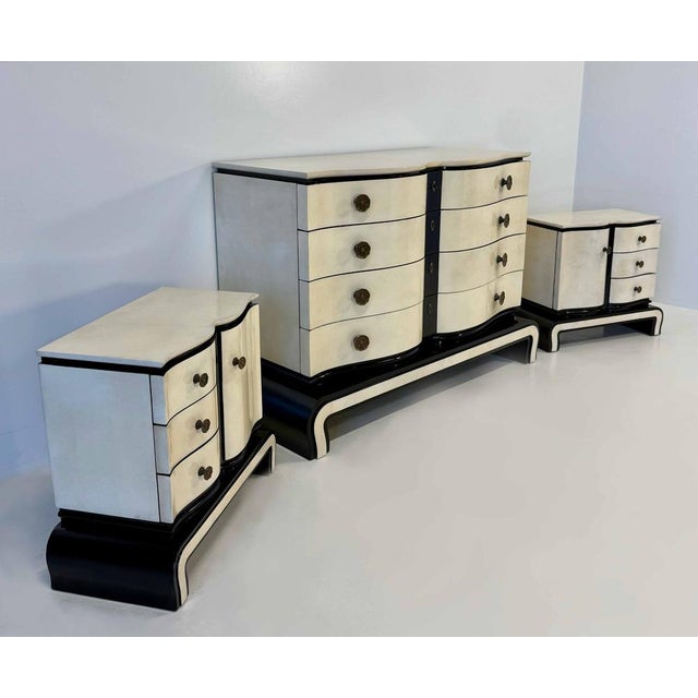 Osvaldo Borsani Art Deco Bedroom Set in Parchment and Black Lacquer, Chest and Bedside Tables by Osvaldo Borsani, Italy, 1940s, Set of 3 For Sale - Image 4 of 7