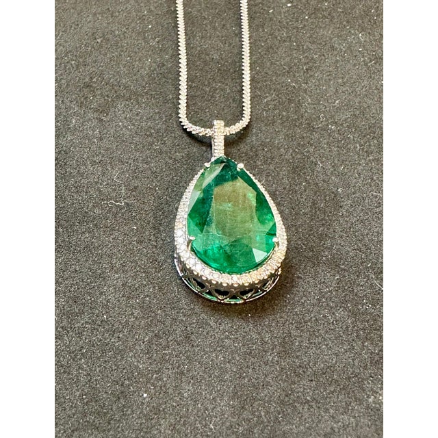 Gemstone GIA Certified 19 Ct Pear Cut Emerald & 1 Ct Diamond Halo Pendent/Necklace 14 KWG For Sale - Image 7 of 18