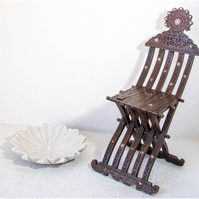 White Marble Open Lotus Flower Shape Large Blow Hand-Carved in India Raj Mughal For Sale - Image 11 of 12