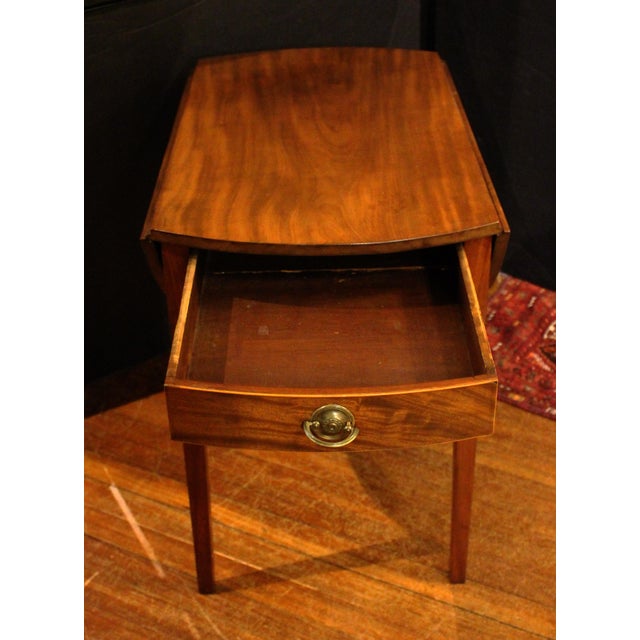 American C. 1790-1810 Oval American Pembroke Table For Sale - Image 3 of 6