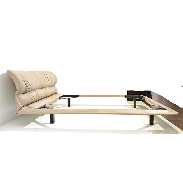 Double Bed in Dove Grey Leather by Giovanni Offredi for Saporiti, 1980s For Sale - Image 10 of 16