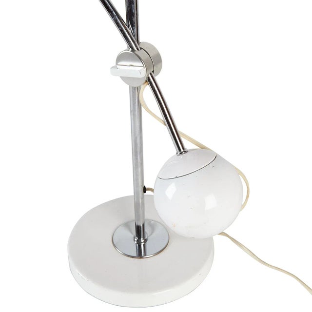 Large, classic mid century modern adjustable desk lamp in white enameled metal and chrome. The long flexible arched neck...
