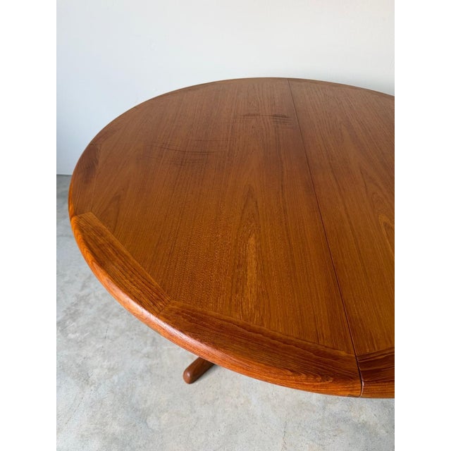1970s Mid-Century Danish Modern Teak Expanding Round- Oval Dining Table For Sale - Image 10 of 18