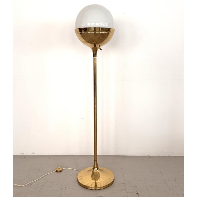 1970s Brass and Glass Globe Floor Lamp from Vereinigte Werkstätten München, 1970s For Sale - Image 5 of 18