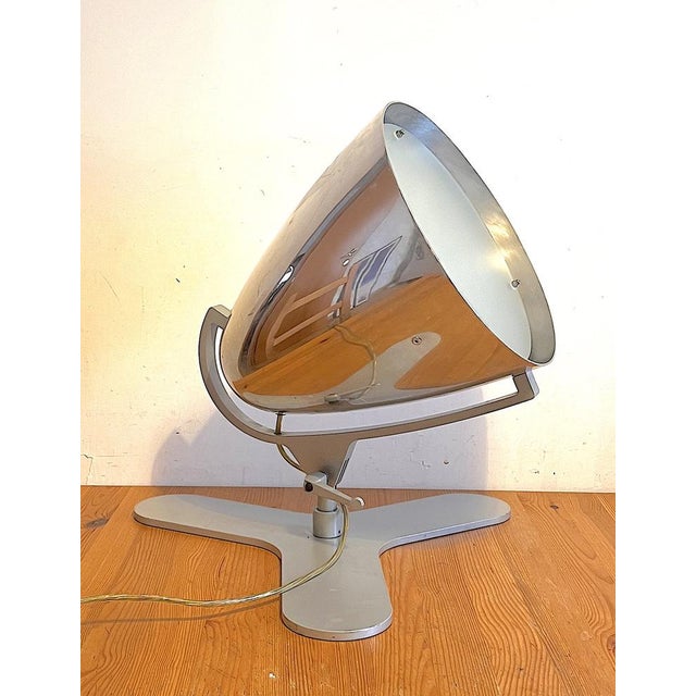 The trilobed base structure is made of zinc -colored epoxy painted steel. Semi -wilcid aluminum parable. The parable can...