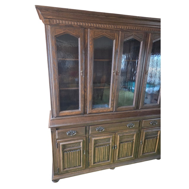 1970s Ethan Allen Jacobean Charter Oak Breakfront China Cabinet Hutch Display For Sale In Philadelphia - Image 6 of 11