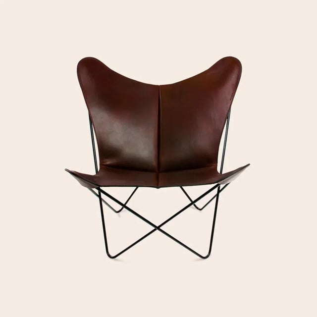 Mocca and black trifolium chair by OxDenmarq Dimensions: D 69 x W 78 x H 86 cm Materials: Leather, Textile, Stainless Steel