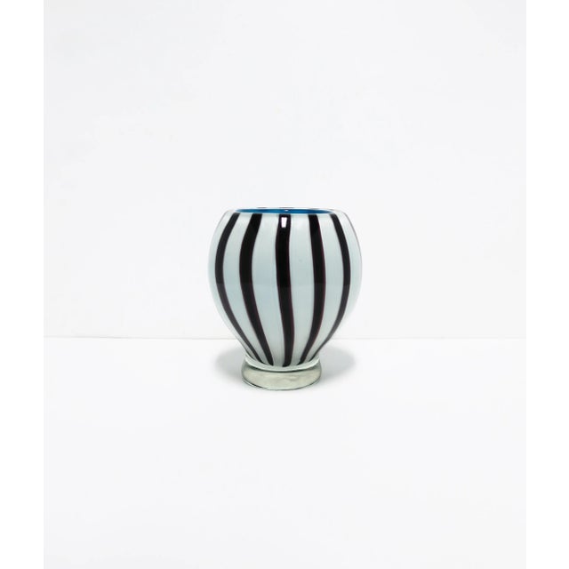 Italian Murano Art Glass Vase in Black and White For Sale In New York - Image 6 of 11